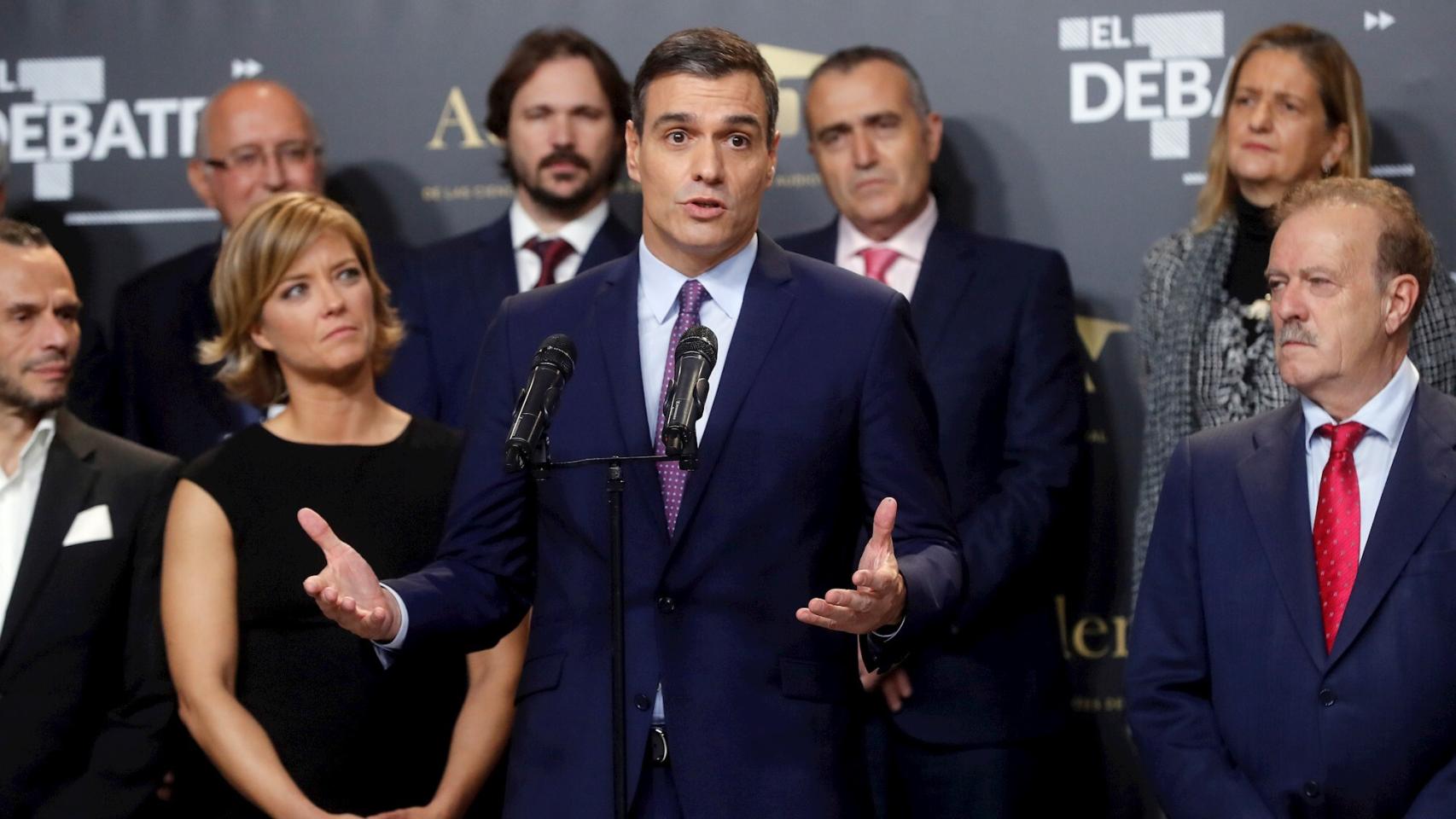 Pedro Sánchez, tras el debate, atiende a los medios de comunicación.