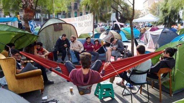 Acampada de estudiantes en la plaza de la Universidad de Barcelona