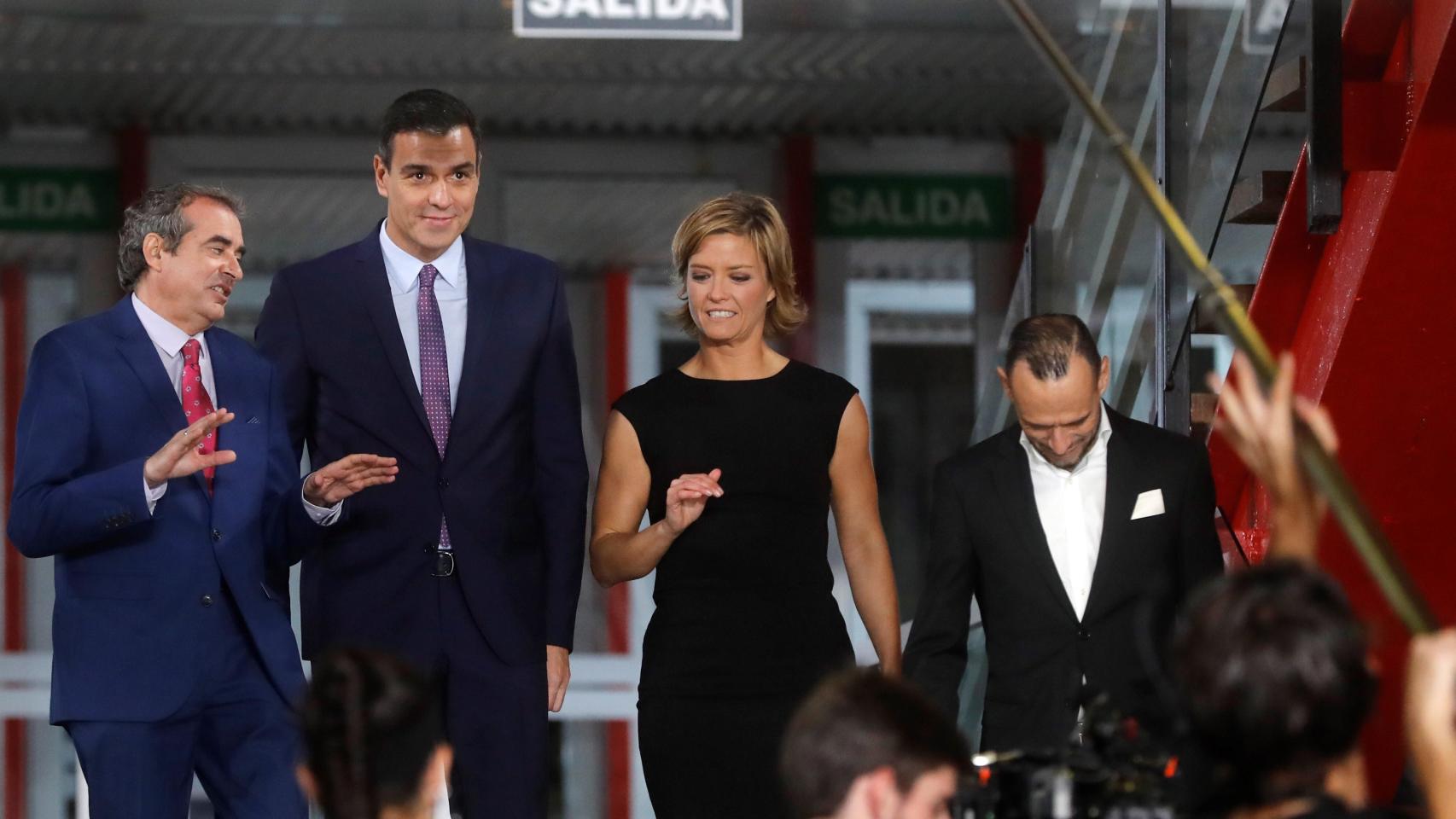 María Casado, presidenta de la Academia, recibe sin abrigo en la fría noche madrileña al presidente en funciones.