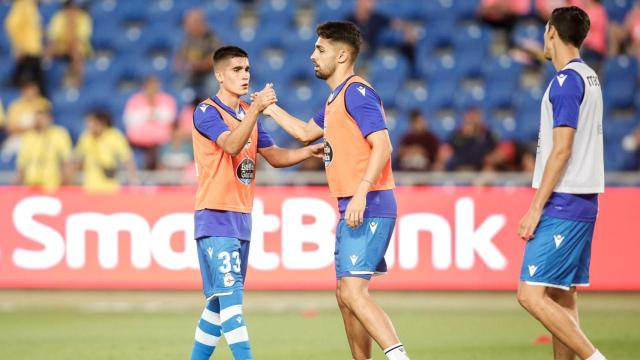 Valín saluda a Nolaskoain antes del partido en Las Palmas.