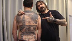 Falke señala el tatuaje que le hizo a Álvaro Fariñas.