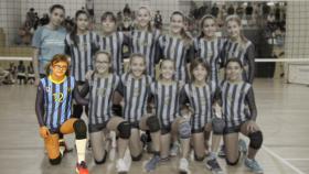 Laia, 14 años, junto a sus compañeras del Club Voleibol Espluges
