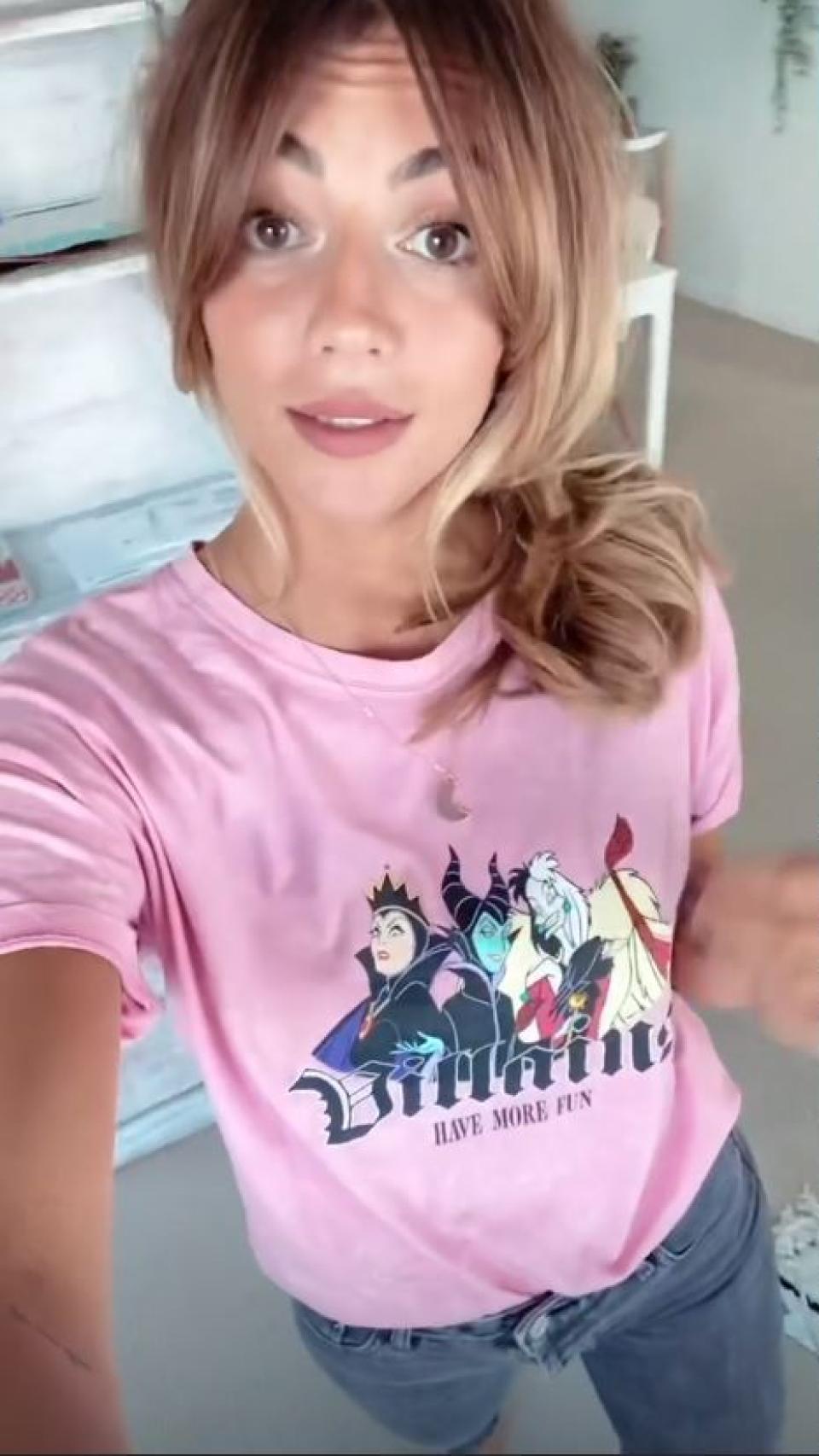 La 'influencer' ha querido presumir de camiseta desde todos los ángulos.