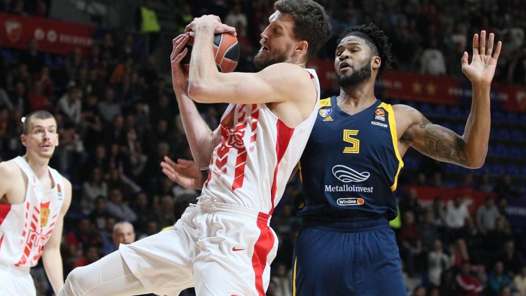 Ognjen Kuzmic, durante el duelo entre Estrella Roja y Khimki en Euroliga