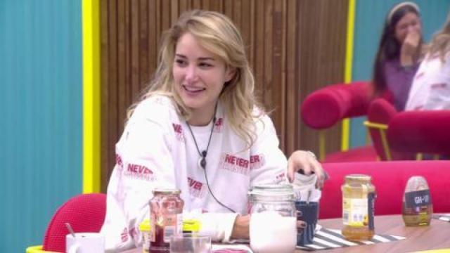 Alba Carrillo desayunando en 'GH VIP', junto a varios productos del supermercado 'low cost'.