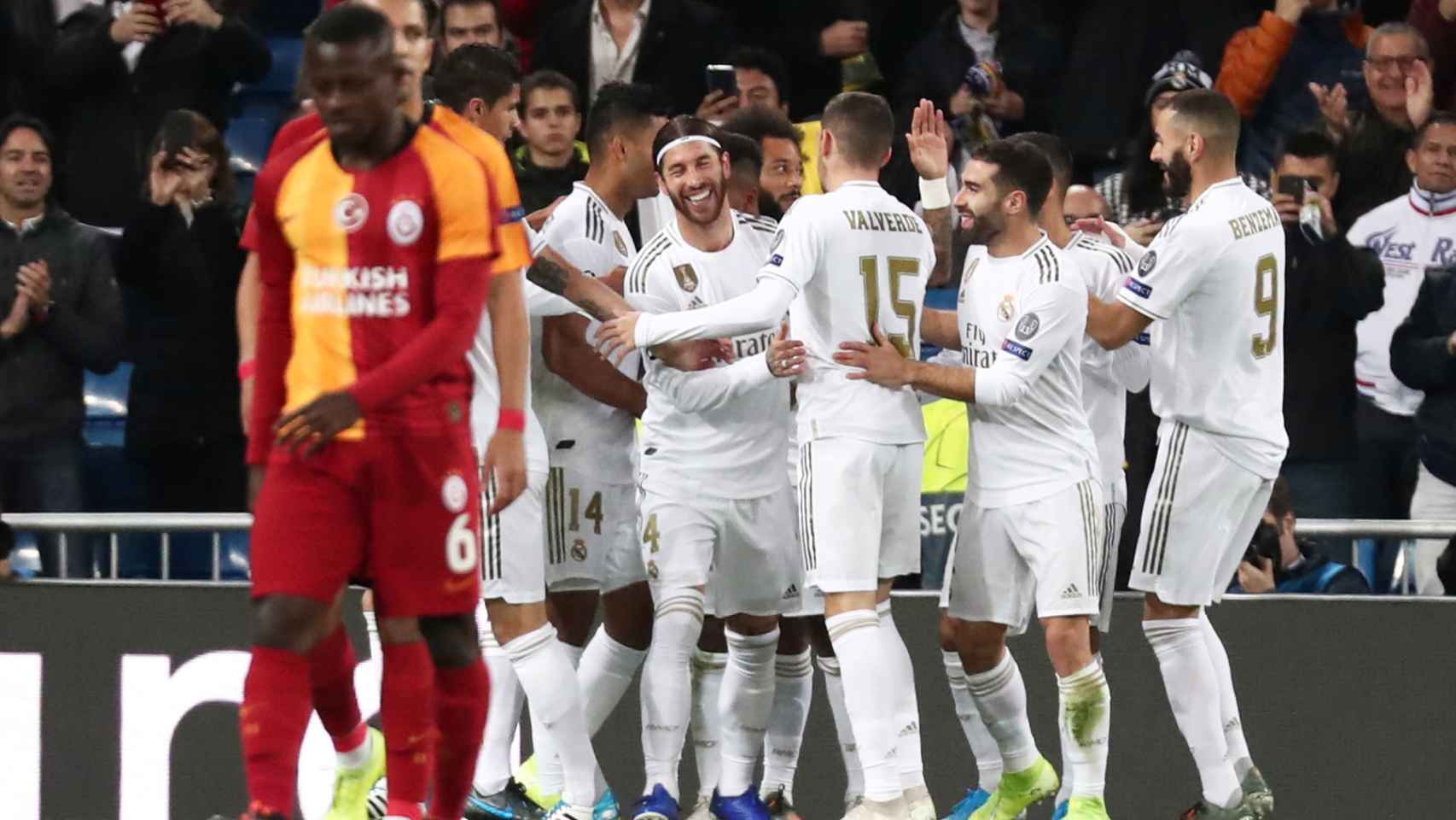 Rodrygo Goes celebra sus dos goles con el resto de jugadores del Real Madrid