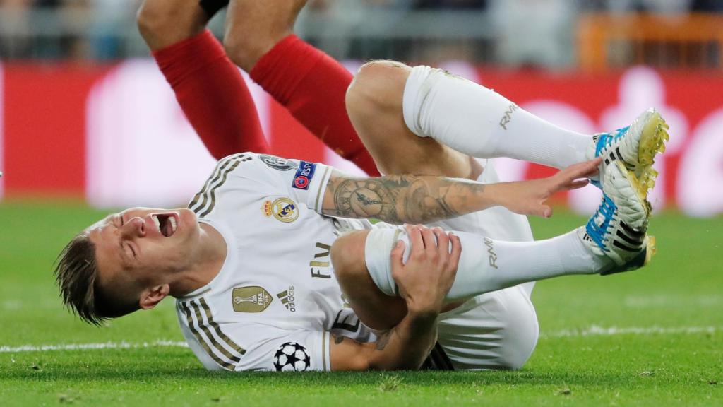 Toni Kroos se duele tras recibir una entrada en el área del Galatasaray sancionada con penalti