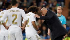 Marcelo habla con Zidane en la banda del Santiago Bernabéu
