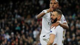 Rodrygo y Benzema celebran el cuarto gol del Real Madrid al Galatasaray