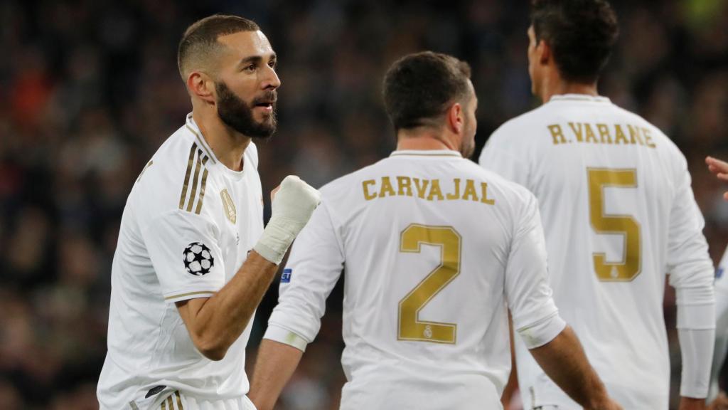 Benzema celebra su gol al Galatasaray con Carvajal y Varane