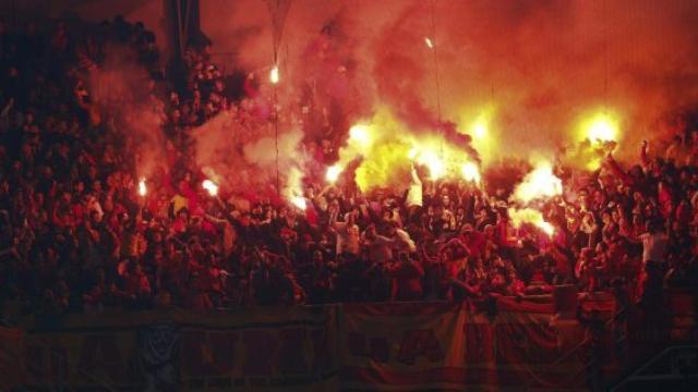 Bengalas de la afición del Galatasaray en el Santiago Bernabéu en 2013