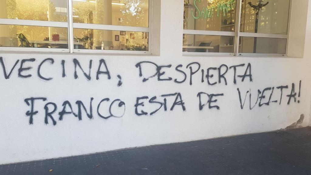 Una de las pintadas contra Vox en el centro cívico donde celebrarán un acto