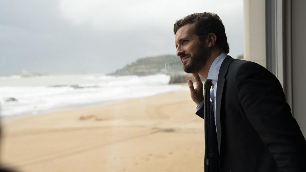 El presidente del PP, Pablo Casado, se asoma a la bahía de Santander