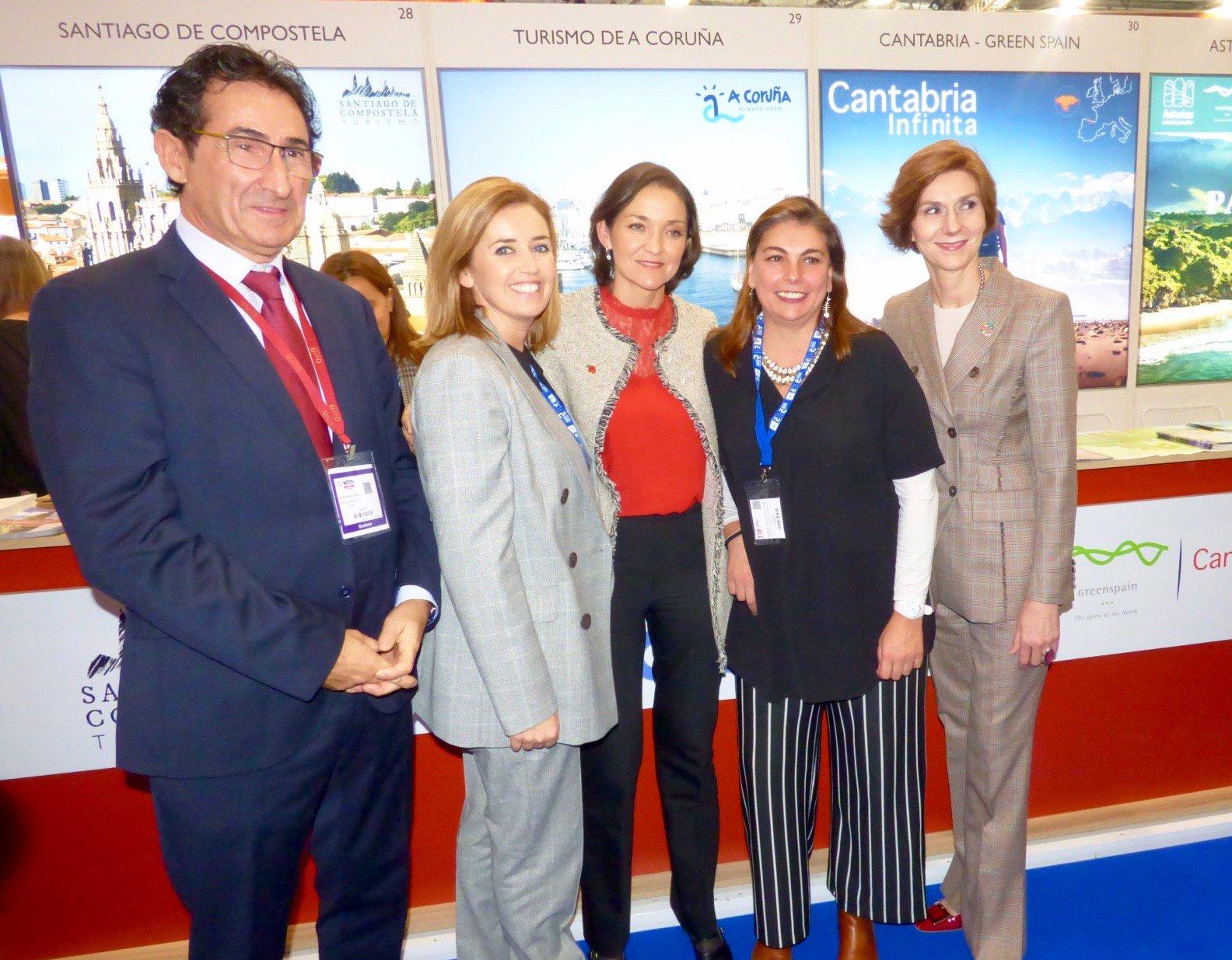 La ministra Reyes Maroto visitó el stand de A Coruña (@CorunaTurismo)