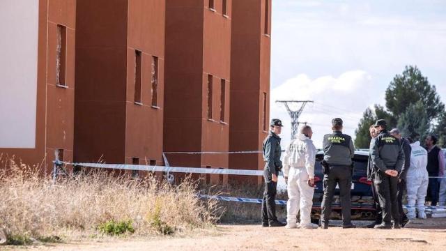 Los cuerpos fueron encontrados por otra persona que accedió a la vivienda.