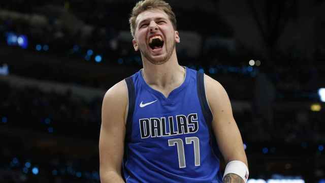 Luka Doncic celebra con los Dallas Mavericks