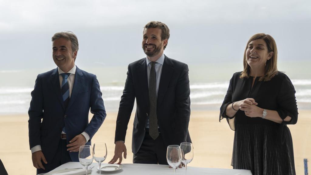 Pablo Casado y dirigentes del PP cántabro a la hora de la comida.