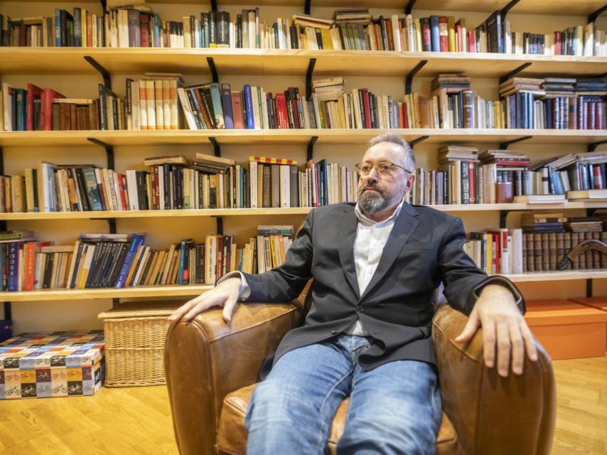 Girauta atiende la entrevista en su despacho-biblioteca.