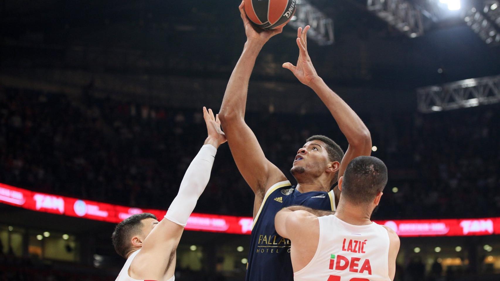 Tavares intenta anotar durante el partido entre el Real Madrid y el Estrella Roja en Euroliga