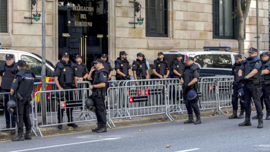 Agentes de la Policía Nacional en la barcelonesa Via Laietana.