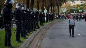 Agentes de la policía antidisturbios, frente al Palacio de Congresos de Cataluña.