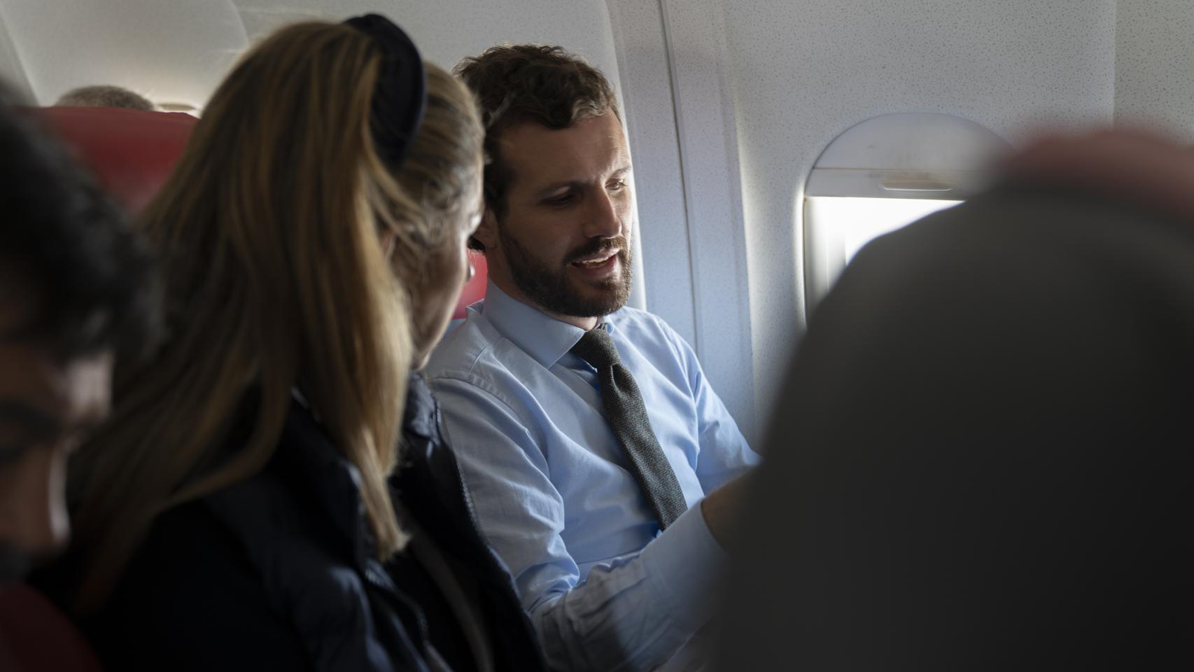 Pablo Casado en el avión con el que arranca un día de campaña.