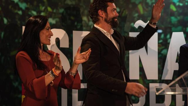 La número uno de Vox al Congreso por Cáceres, Magdalena Nevado, junto al dirigente Iván Espinosa de los Monteros.