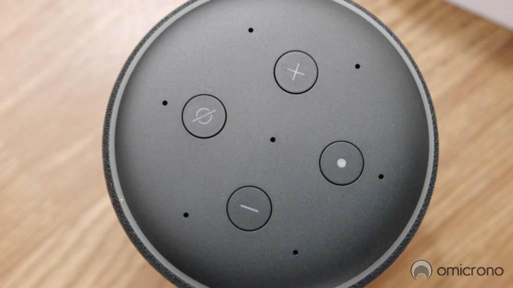 Botones de volumen, de activación de Alexa y para silenciar el micrófono