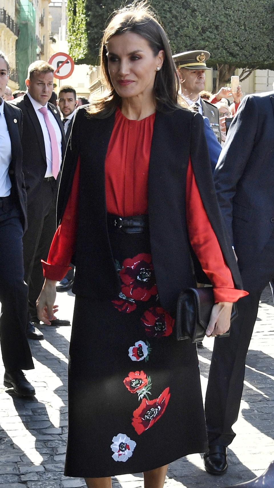La Reina ha escogido un excesivo 'look' para el acto de este viernes en Sevilla.