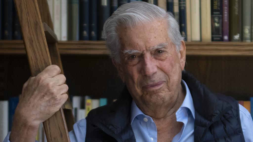 Vargas Llosa, en su despacho-biblioteca.