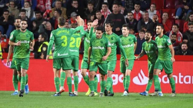 Los jugadores de la Real Sociedad celebran un gol frente al Granada