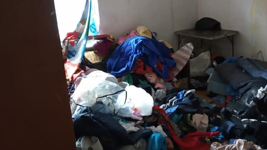 El interior de una vivienda okupada, tras ser desalojada por esta empresa.