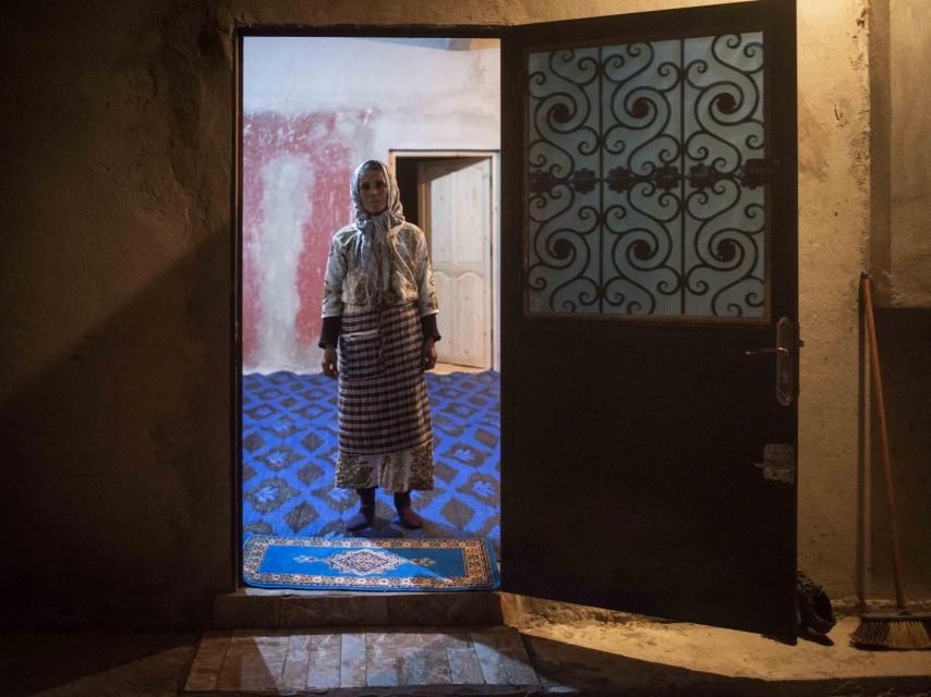 Mennana, la madre del menor ahogado, en la puerta de su casa en la aldea de Souk el Had.