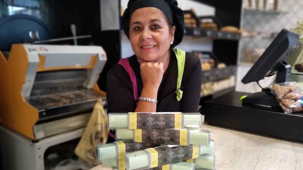 Remedios, en la Pastelería Ramos, posa con el turrón de aguacate.