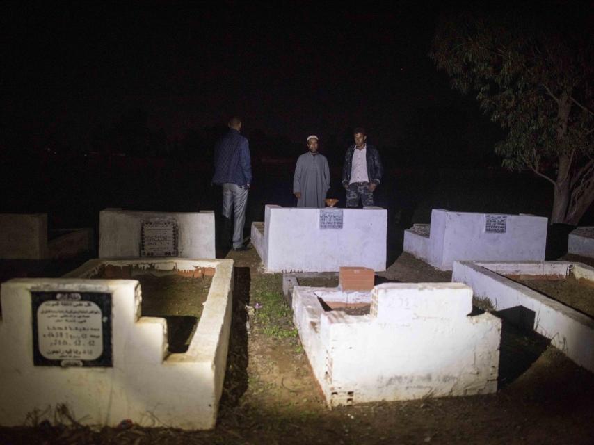 Varios vecinos de Souk el Had en el cementerio de la aldea.