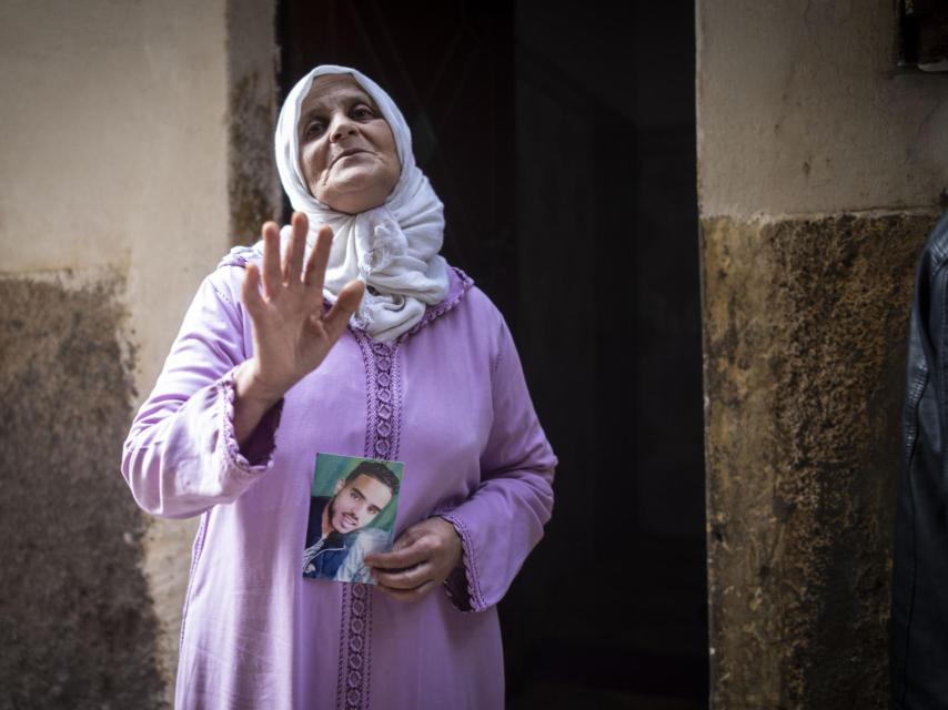 Aicha, la madre de Youusef el Maakouli, sostiene una foto de su hijo fallecido.