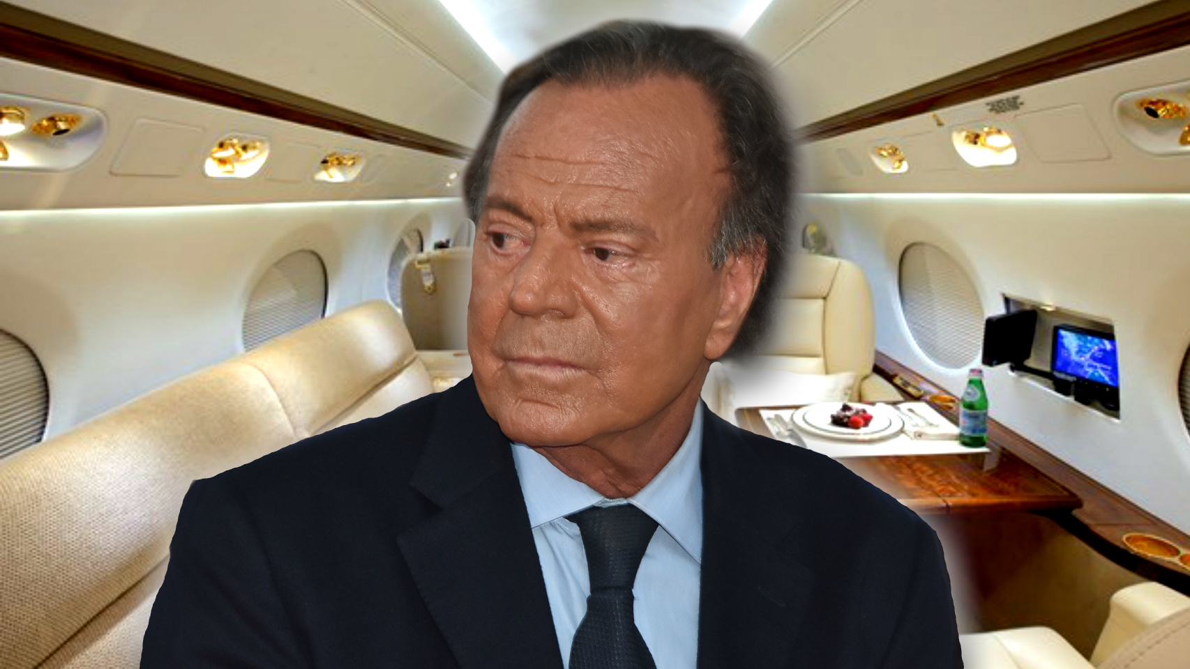 Julio Iglesias en un montaje de JALEOS con el avión que no consigue vender de fondo.