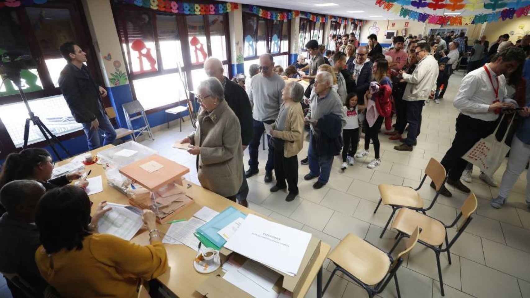 Gente votando en una mesa electoral
