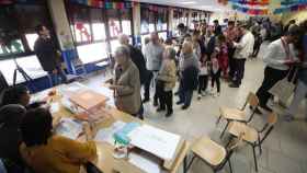 Gente votando en una mesa electoral