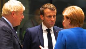 Emmanuel Macron conversa con Angela Merkel y Boris Johnson durante la última cumbre de octubre