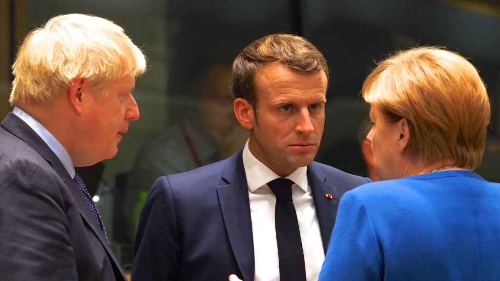 Emmanuel Macron conversa con Angela Merkel y Boris Johnson durante la última cumbre de octubre