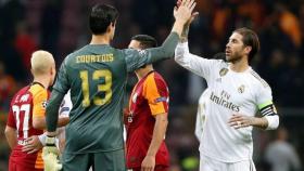 Thibaut Courtois, choca los cinco con Sergio Ramos