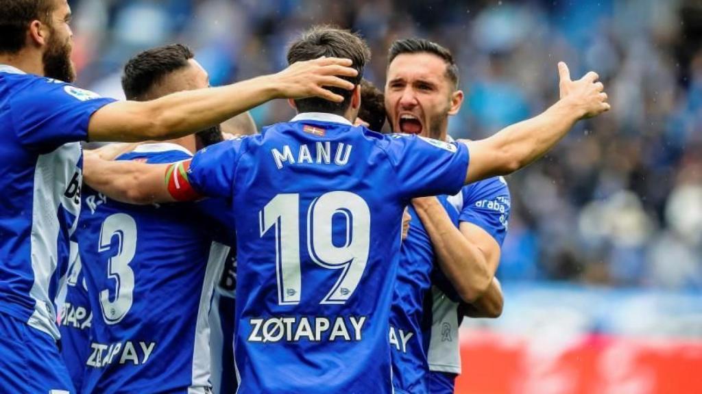 Los jugadores del Alavés celebran un gol