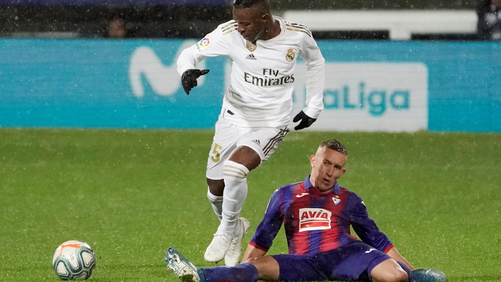 Vinicius supera a un jugador del Eibar