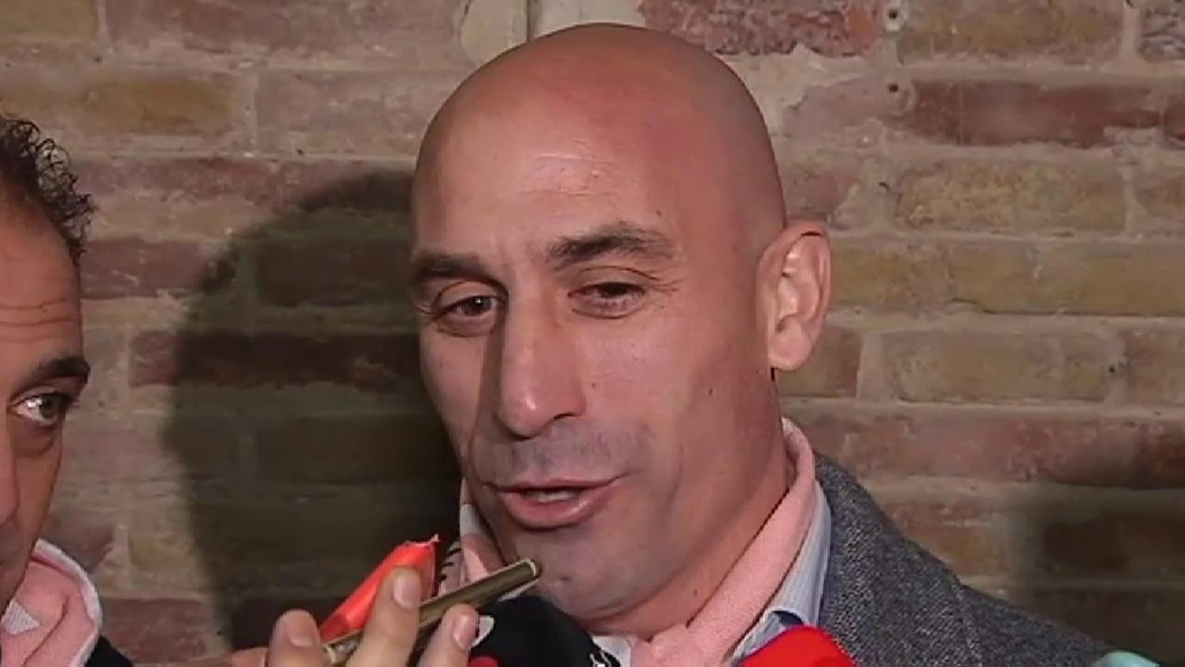 Luis Rubiales atendiendo a los medios