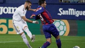 Karim Benzema marca el primer gol del Real Madrid ante el Eibar