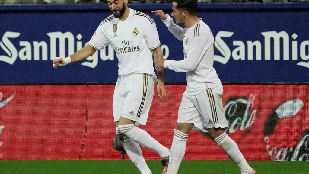 Benzema celebra su gol de penalti al Eibar, el segundo del partido y el tercero del Real Madrid