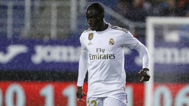 Ferland Mendy bajo la lluvia que cae en el Municipal de Ipurua