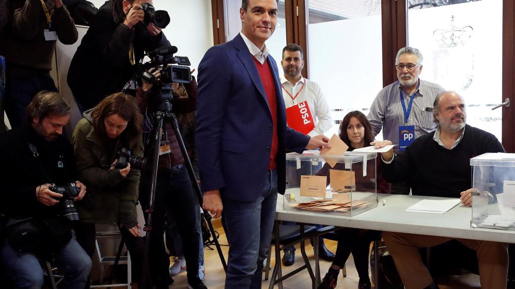 El presidente del Gobierno en funciones, Pedro Sánchez, votando el 10-N en Pozuelo de Alarcón.