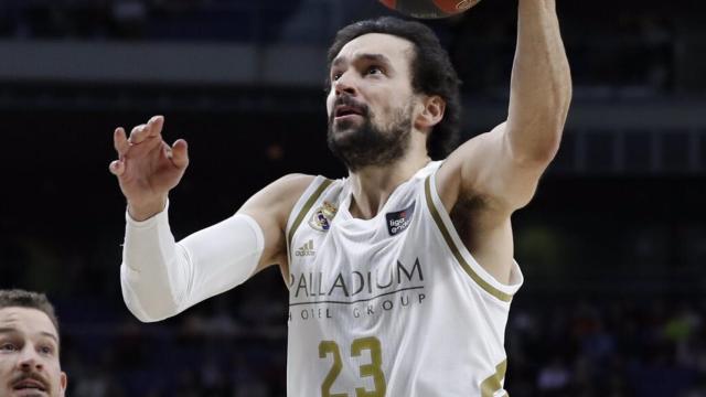 Llull entra a canasta durante el partido de la Liga Endesa entre Real Madrid y Unicaja